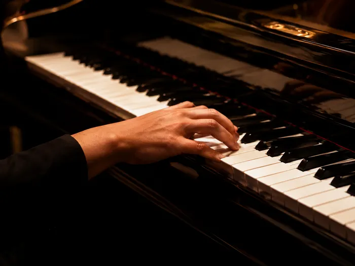 Aluna tocando piano